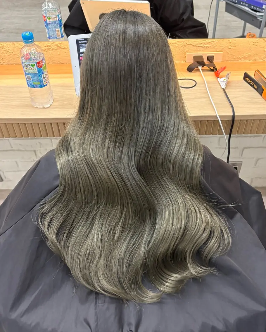 ロング カラー ベージュカラー オリーブベージュ ヘアカラー トリートメント Karen ／ かれんのヘアスタイル