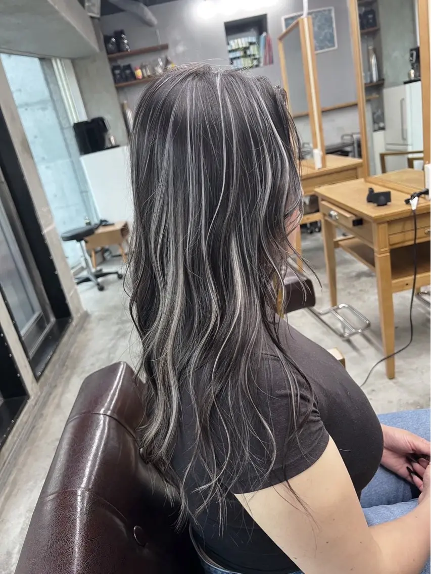 ロング カラー ダークグレー ダークグレージュ グレージュ ハイライトカラー ハイライト ヘアカラー トリートメント 指名数No.1 /NAOYAのヘアスタイル