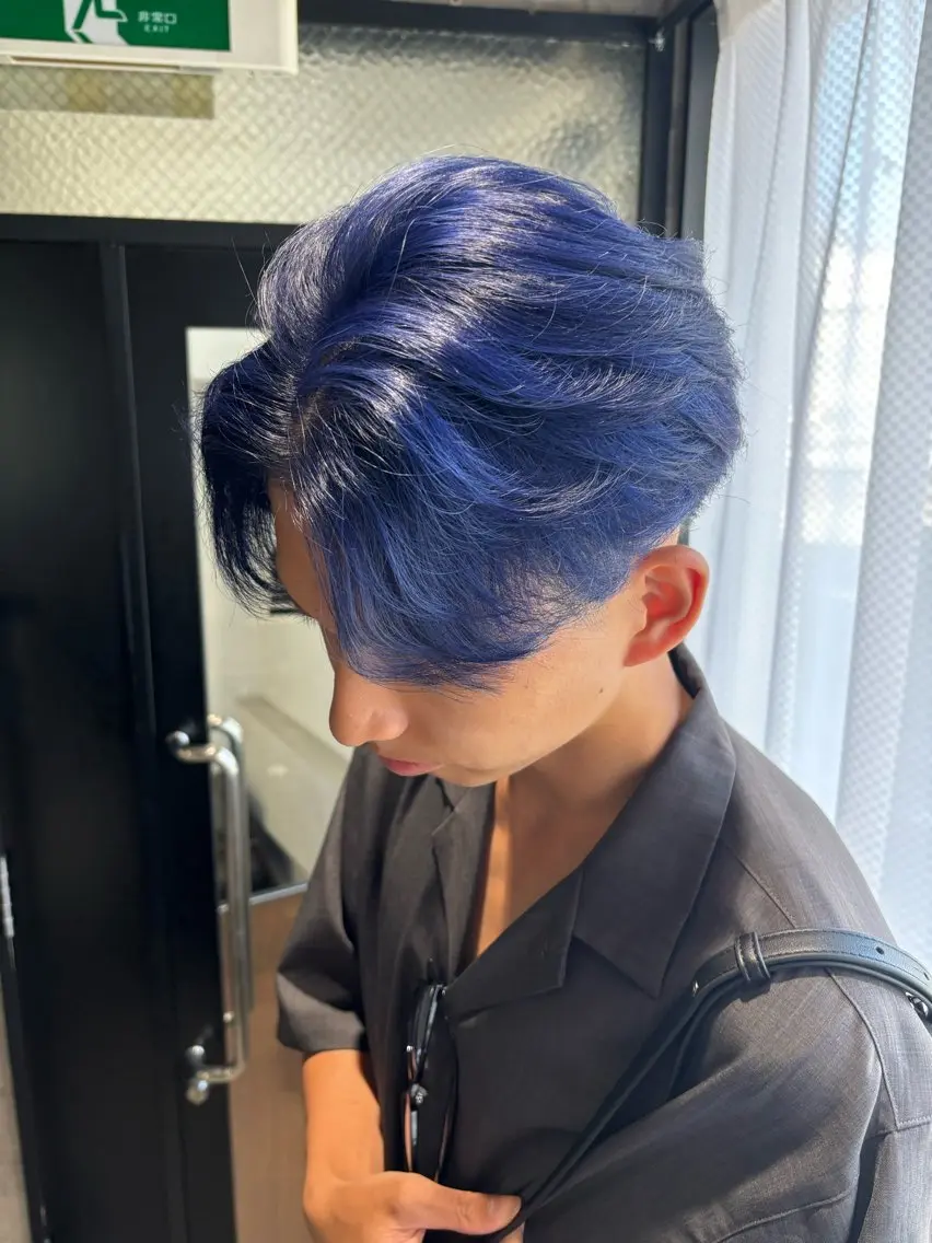 カラー メンズ センターパート メンズ韓国風 ブルーカラー ネイビーカラー シルバー カット ヘアカラー トリートメント _WHITE / KENTOのヘアスタイル