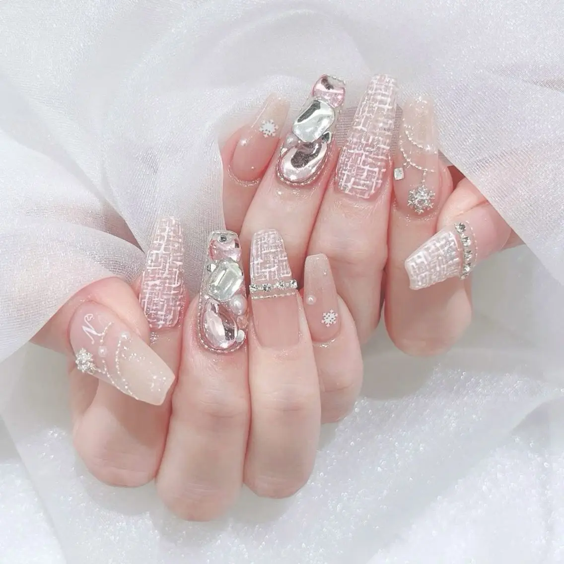 ネイル フラワーネイル フレンチネイル ガーリー キラキラネイル 韓国ネイル ねね🎀 Melia nailのネイルデザイン