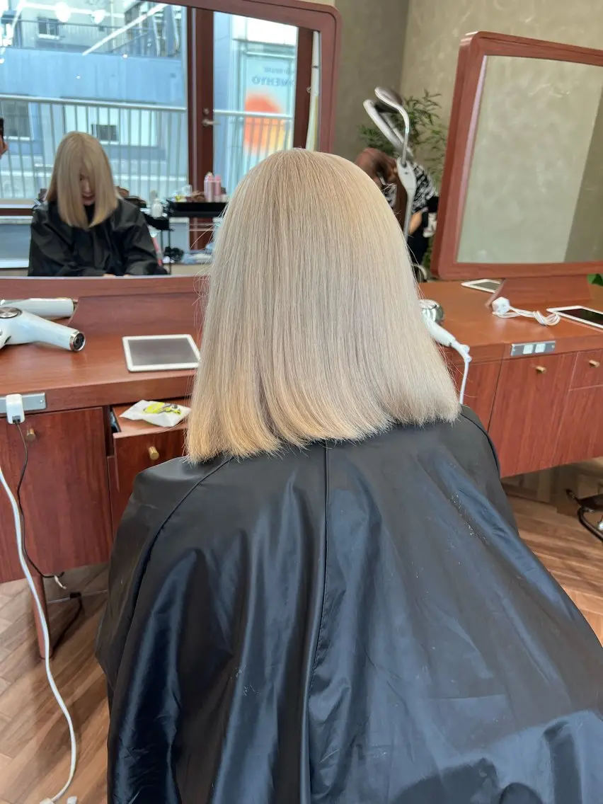 ミディアム カラー アッシュ アッシュブラウン ブリーチ ブラウンカラー ケアブリーチ カット ヘアカラー トリートメント レイヤー専門家 ダブルカラー修のヘアスタイル