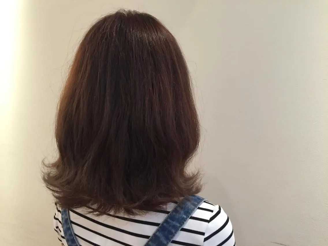 ミディアム カラー グレージュ 外ハネヘア 磯貝 美徳のヘアスタイル