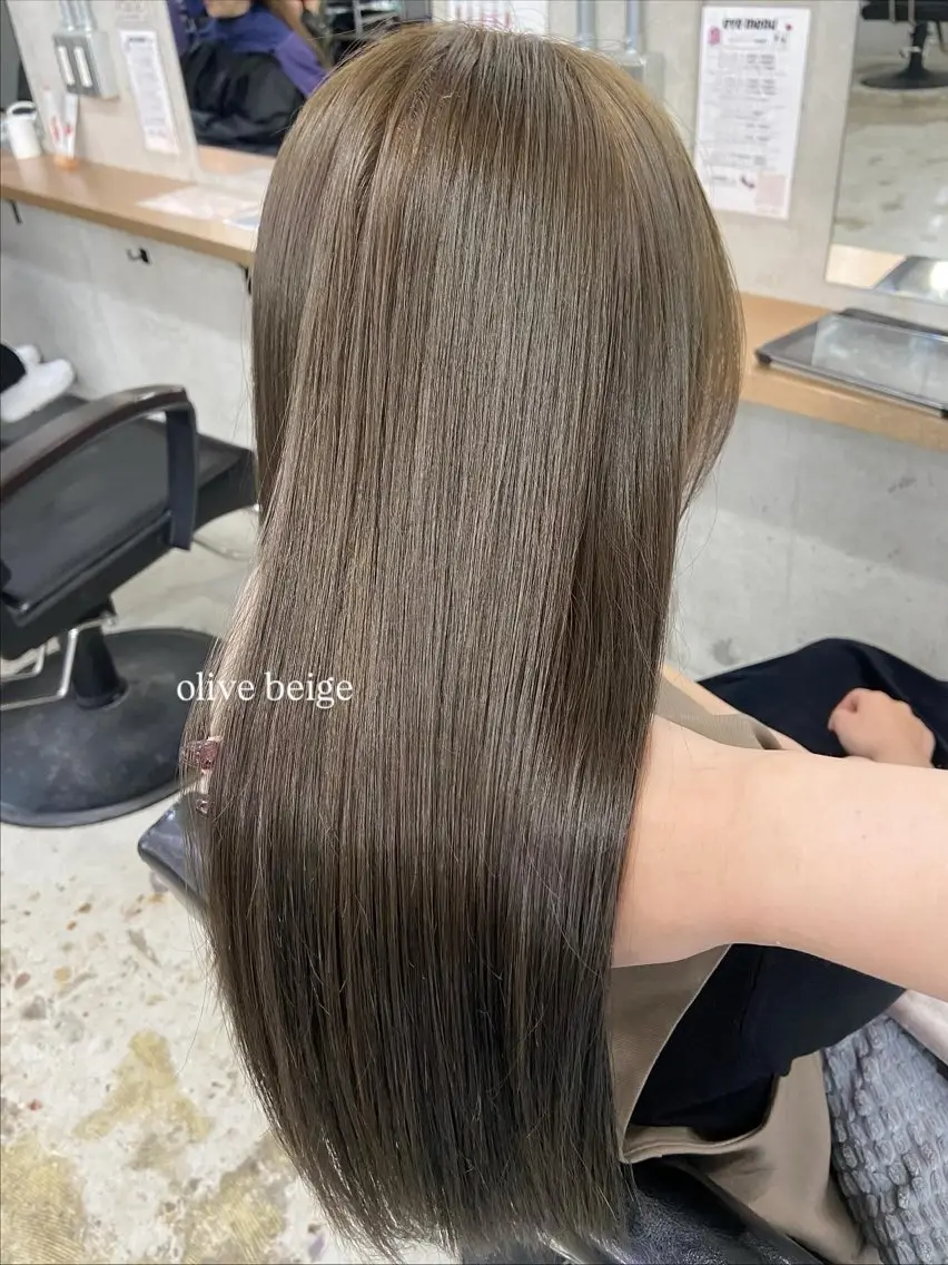 ロング カラー ベージュカラー オリーブベージュ ヘアカラー 安住 日花のヘアスタイル