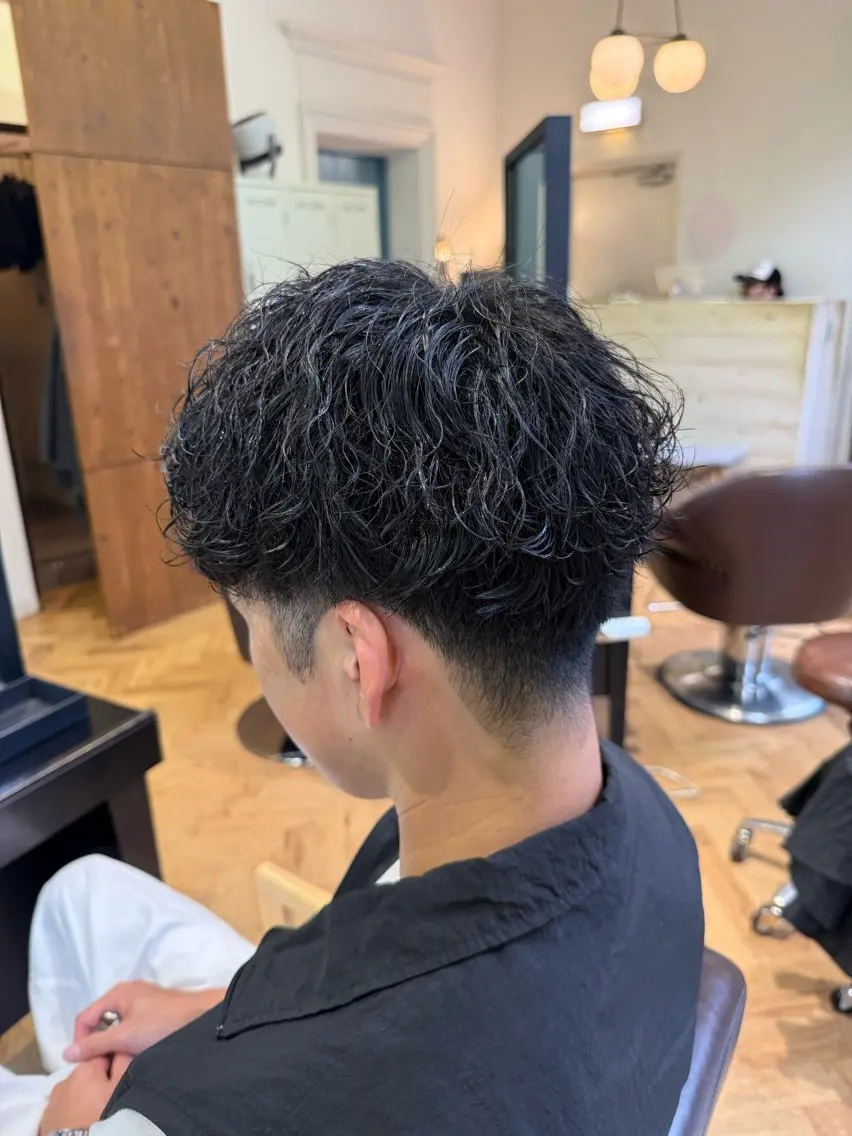 ショート パーマ メンズ メンズパーマ 波巻きパーマ くせ毛 溝口 槙里也のヘアスタイル