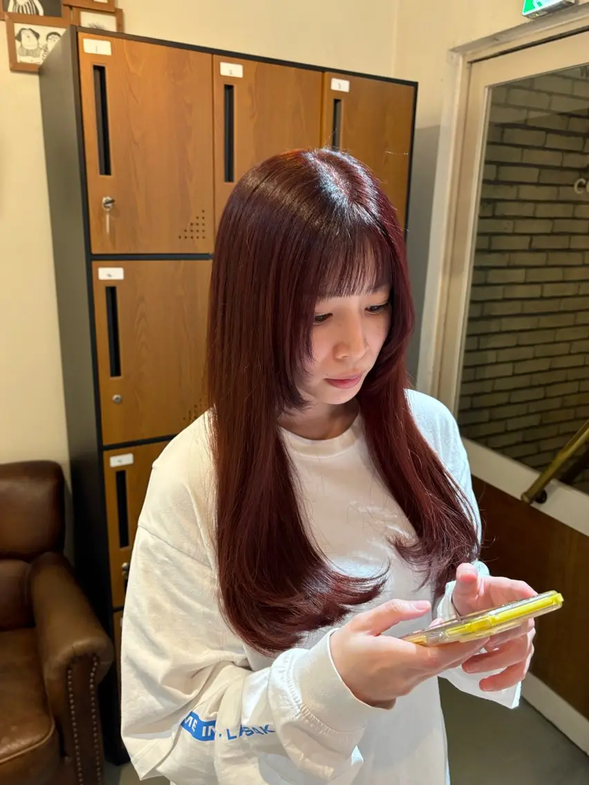 ロング カラー レッドカラー 顔周りカット レイヤーカット 小川 美奈のヘアスタイル