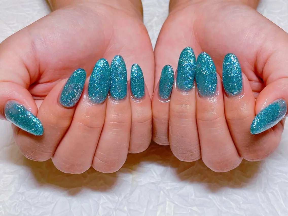 ネイル アートネイル チークネイル ジェルネイル グラデーション キラキラネイル ハンドネイル ハンドケア 💫ゆか_ Nailartistのネイルデザイン