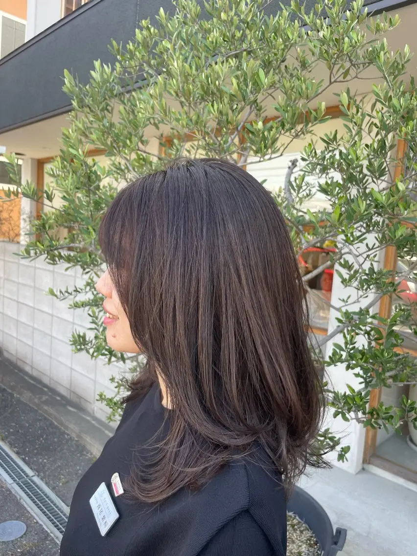 ロング ヘアカラー momoka オリーブ/ベージュのヘアスタイル