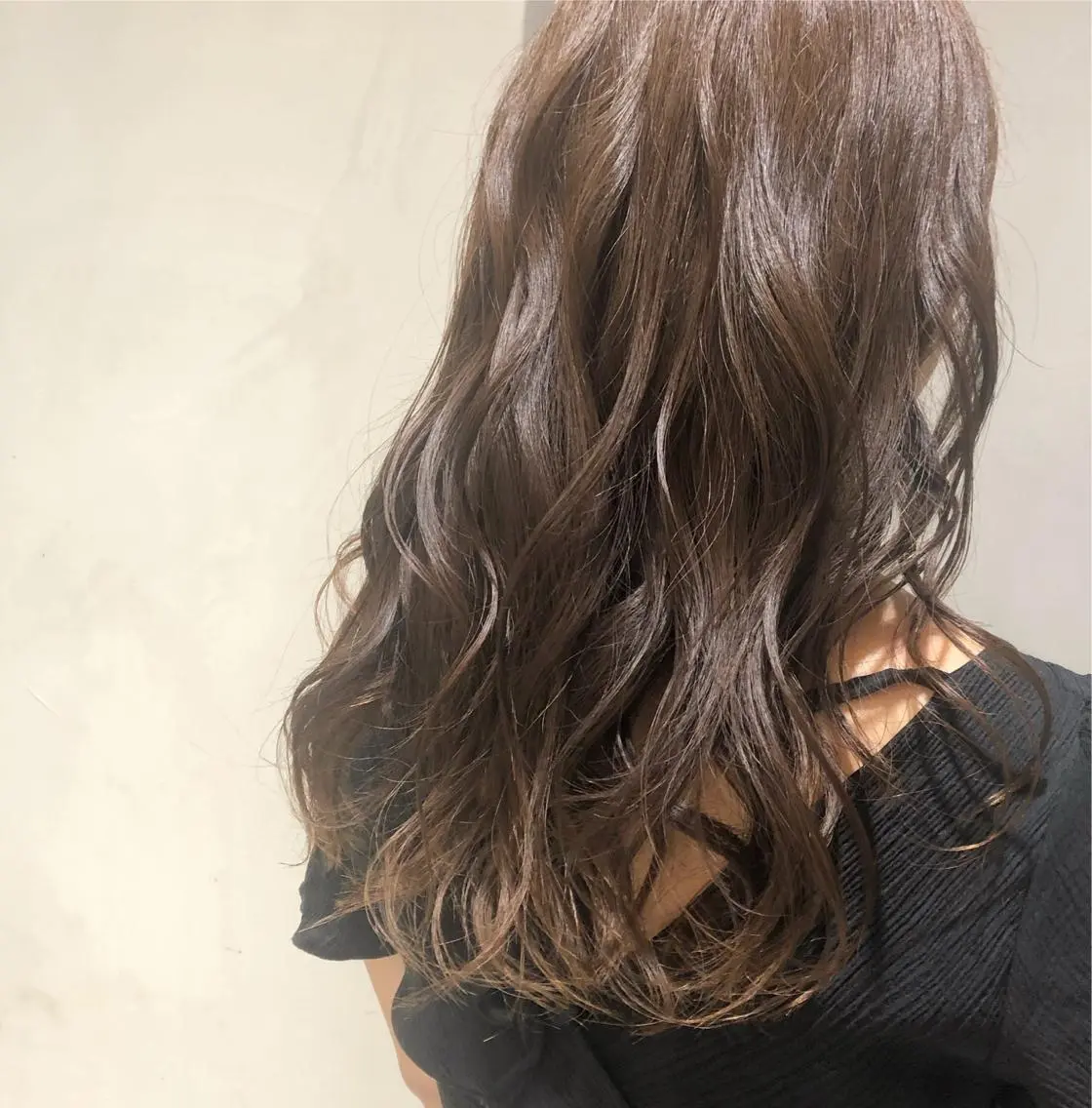 ミディアム アッシュ カジュアルを女っぽく 𝗮𝘆𝗮𝗰𝗼のヘアスタイル