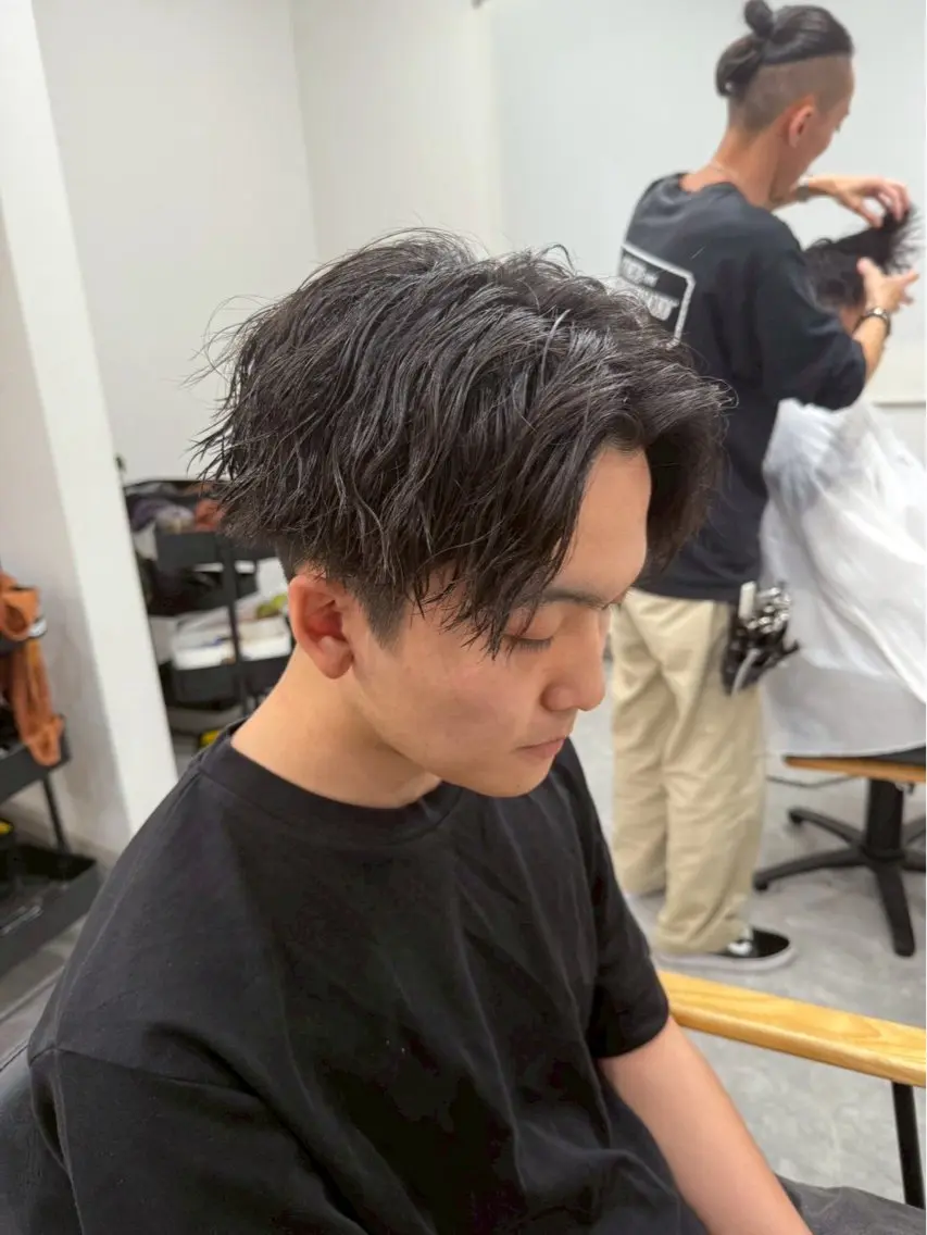 ショート パーマ メンズ センターパート フェードカット マッシュ メンズパーマ スペインカール 宮下 遼太のヘアスタイル