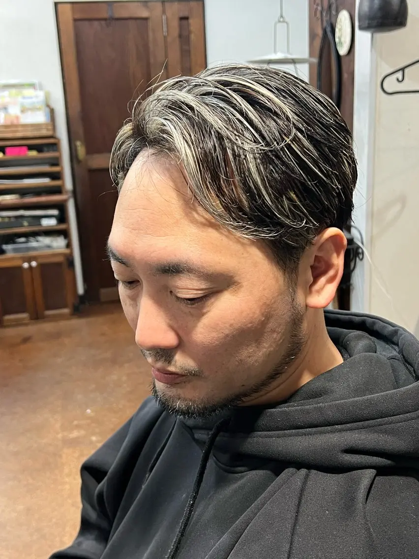 カラー メンズ メンズメッシュ ベージュカラー メッシュ ホワイトベージュ 小松崎 翔太のヘアスタイル
