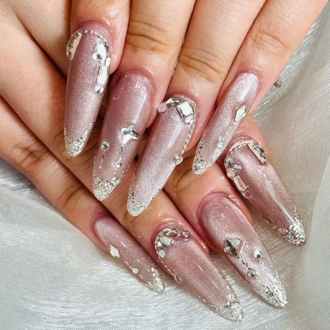 ネイル フレンチネイル ラメ(グリッター) ロングネイル マグネットネイル スーパーロングネイル ハンドネイル salon Hush Hushのネイルデザイン