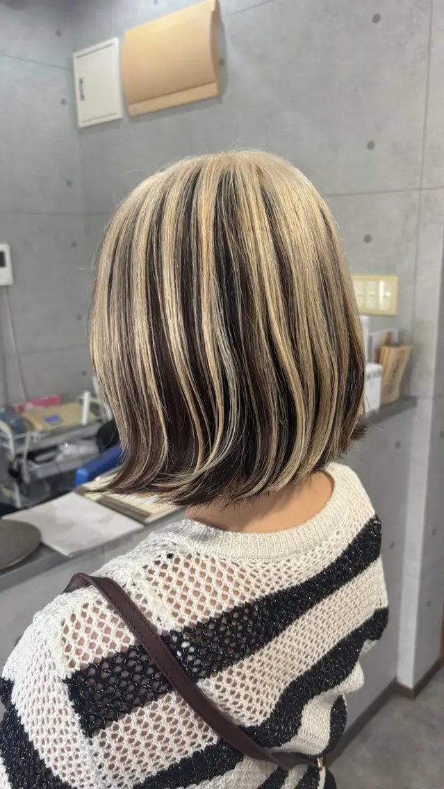 ミディアム ショートボブ ボブ ハイライト 髪質改善 レイヤーカット カット ヘアカラー REVE 美容室のヘアスタイル