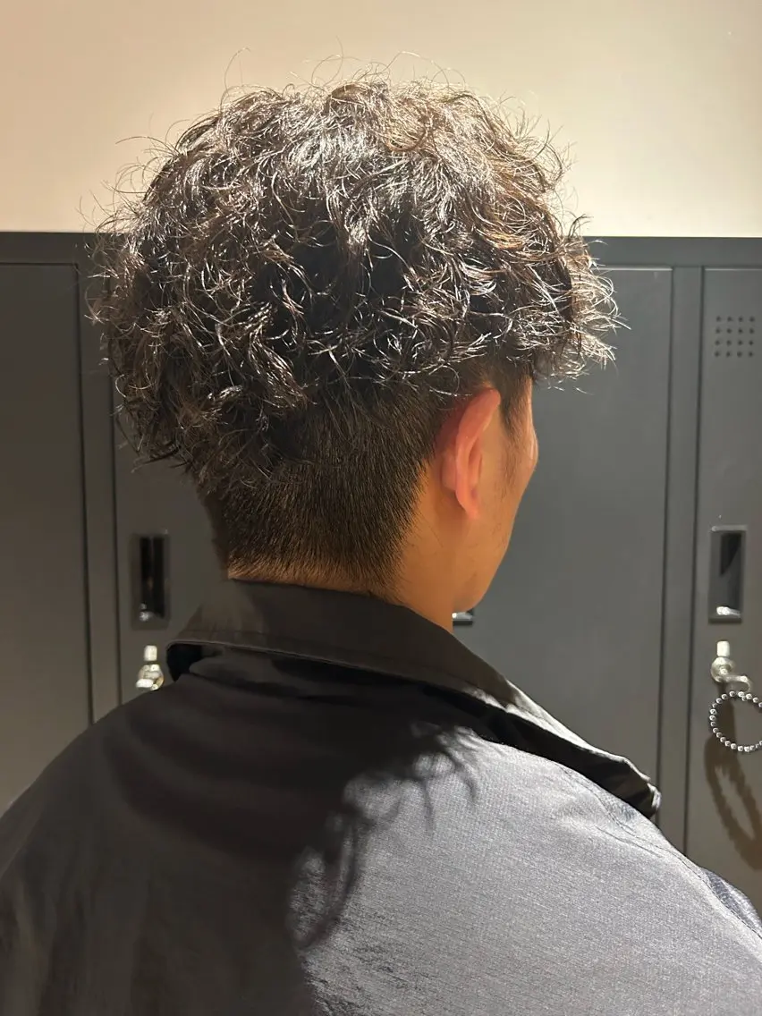 パーマ メンズ メンズパーマ メンズツイストパーマ ツイストパーマ 🌊インナーカラー 🐬櫻井海星のヘアスタイル