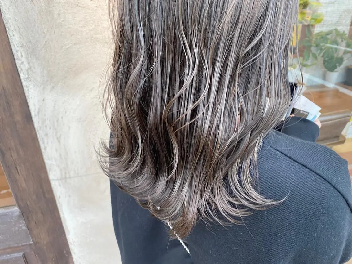 セミロング カラー 透明感カラー グレージュ ハイライトカラー カーキグレージュ ハイライト カット ヘアカラー トリートメント 鈴木 翔梧のヘアスタイル