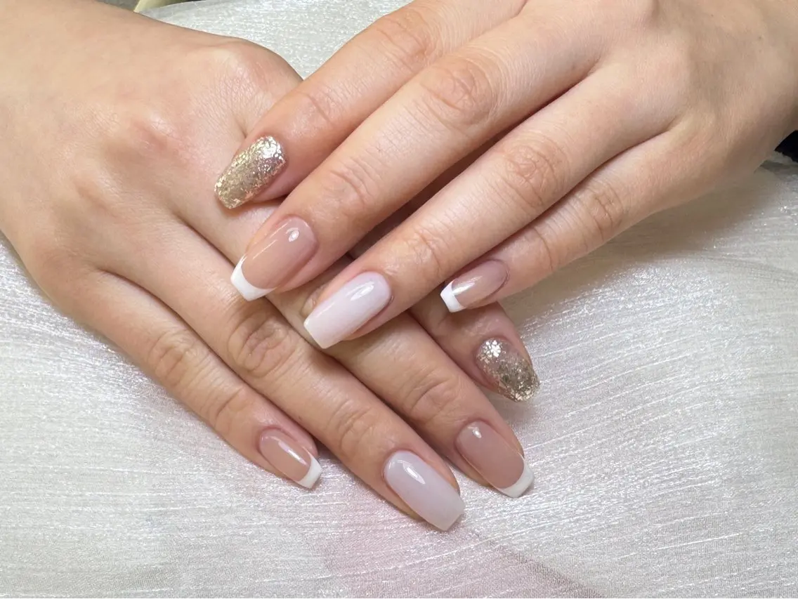 ネイル フレンチネイル ゴールド グラデーション ラメ(グリッター) オフィスネイル ハンドネイル ハンドケア PIPPY NAILSのネイルデザイン