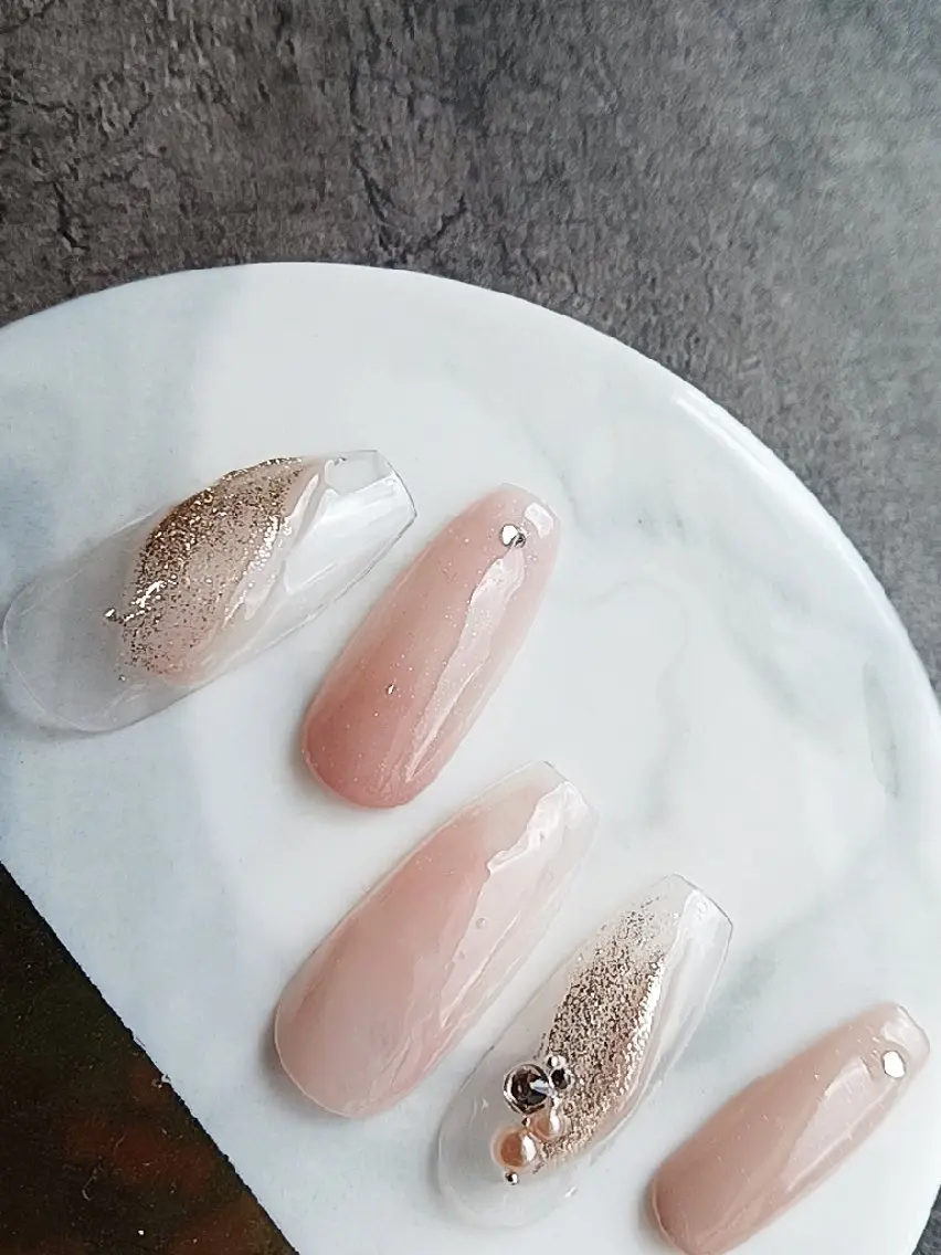 ネイル ストーンネイル ハンドケア いとう えみりのネイルデザイン