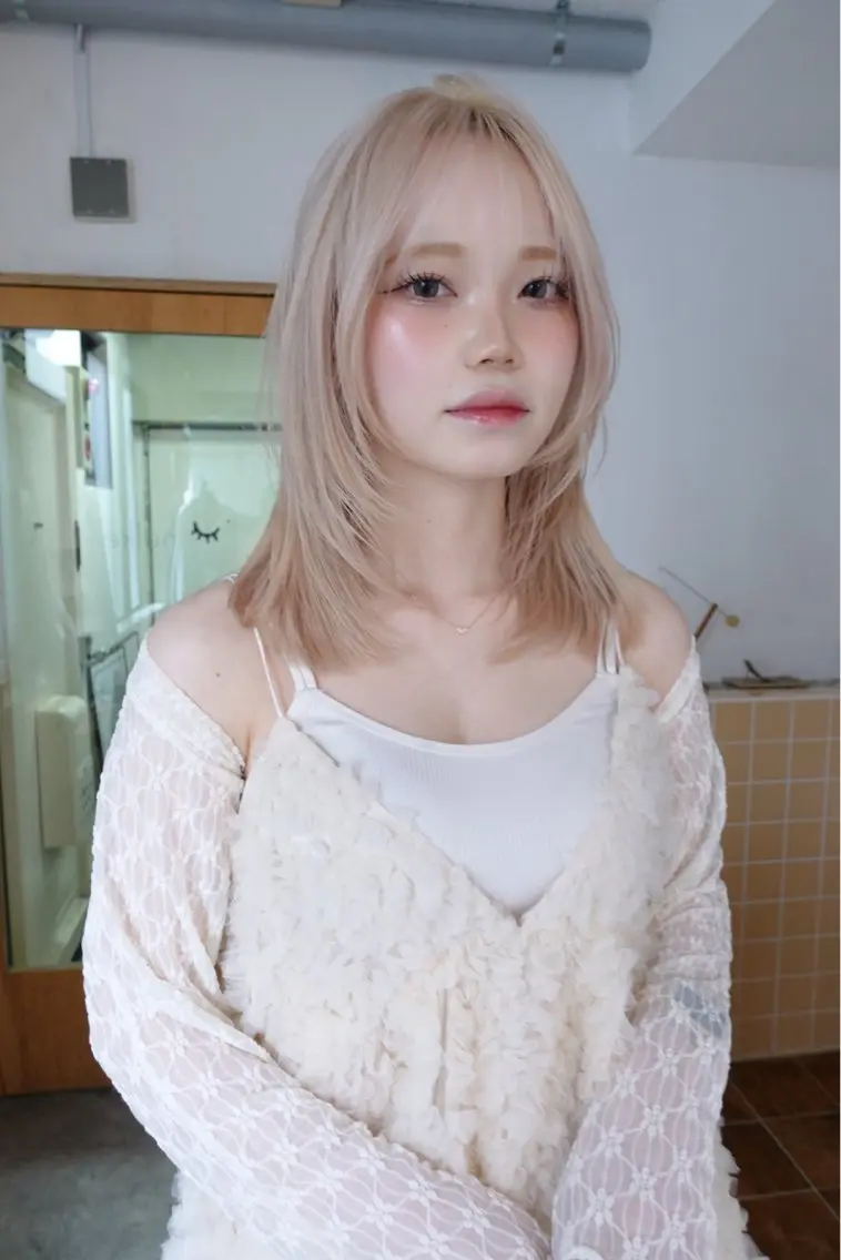セミロング カラー 顔周りレイヤーカット ブリーチminamiのヘアスタイル