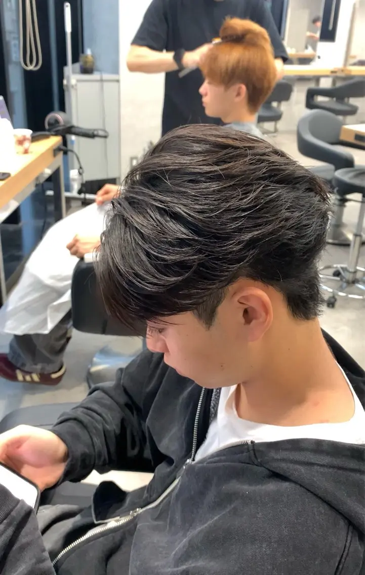 ミディアム パーマ ヘアアレンジ メンズ ミディアムパーマ メンズパーマ メンズツイストパーマ 波巻きパーマ ツイストパーマ カット パーマ トリートメント ヘッドスパ ヘアセット 🔥ニュアンス フェザー小林海斗🔥のヘアスタイル