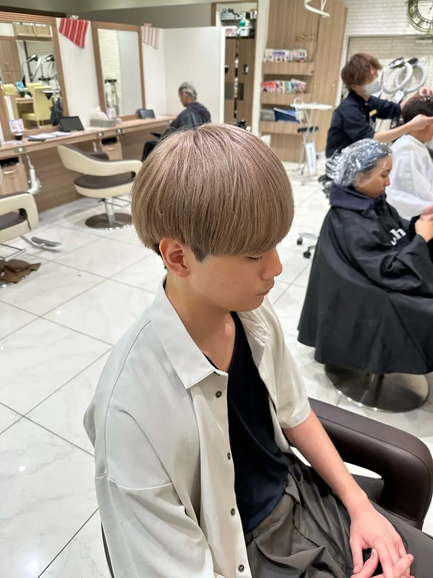 ショート カラー メンズ ベージュカラー ミルクティーベージュ カット ヘアカラー 渡邉 理央のヘアスタイル