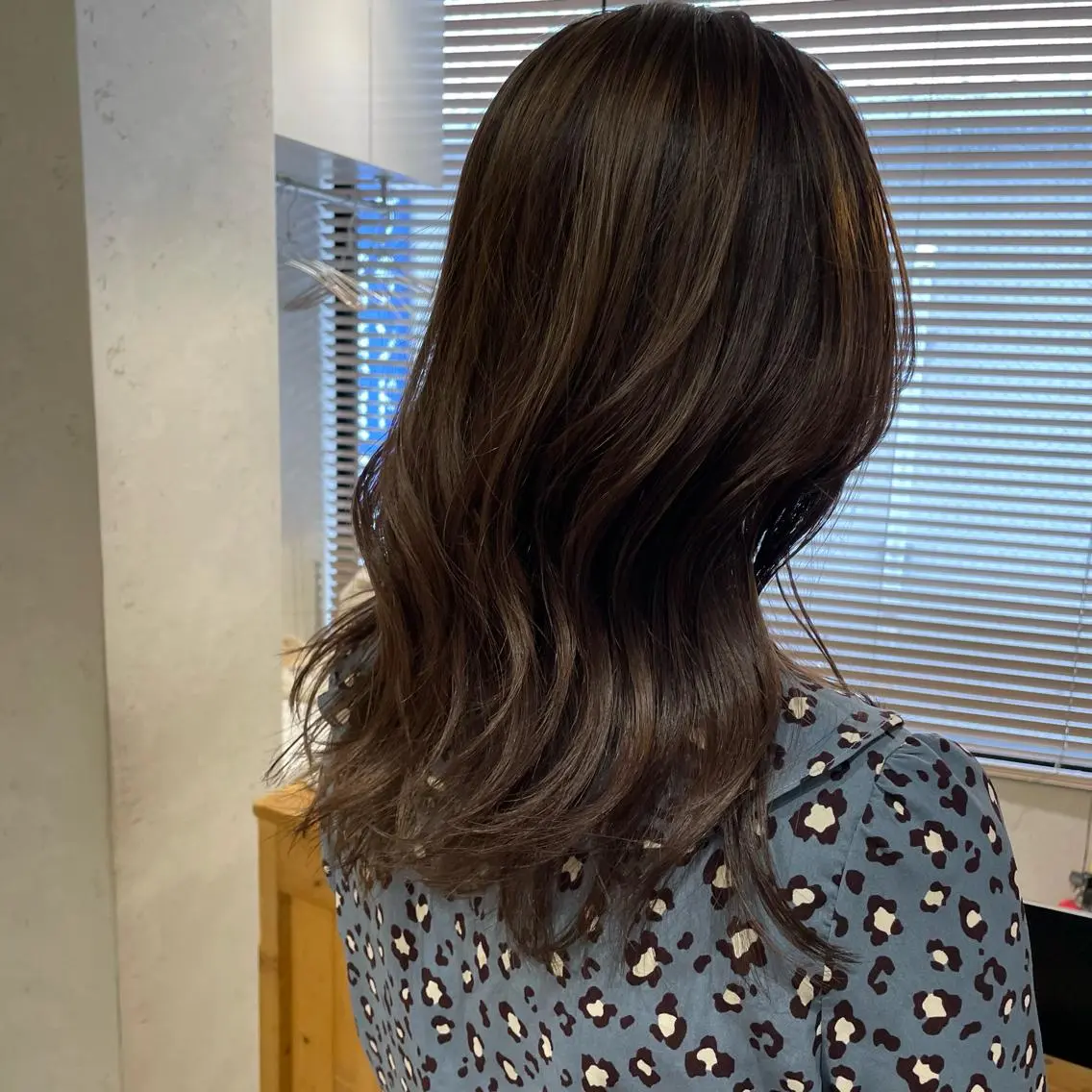 セミロング カラー 外山 実咲のヘアスタイル