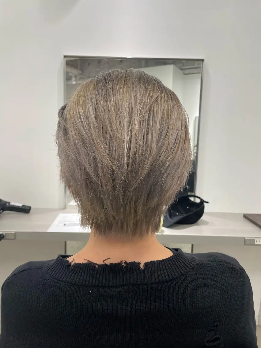 ショート カラー メンズ メンズブリーチ ベージュカラー ブリーチ シルバー シルバーベージュ ヘアカラー トリートメント 飯牟田/メンズパーマ ブリーチ/GEAR.のヘアスタイル