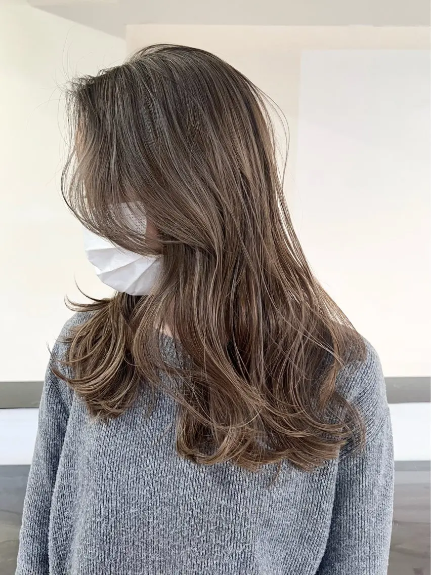 《🌼初めてでも安心🌼》レイヤーカット+自然な白髪ぼかしハイライトダブルカラー🌟(ケアブリーチ剤使用✨)の写真