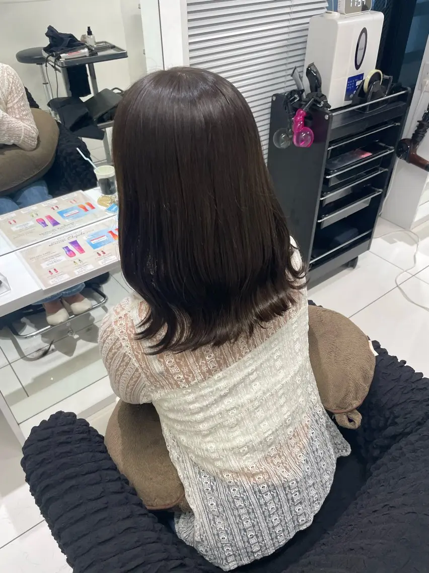 セミロング カラー グレージュ アイスグレージュ yuzuna ハイトーン 天神のヘアスタイル