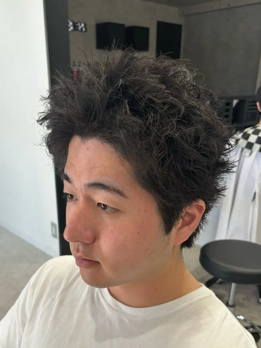 ショート パーマ メンズ メンズパーマ メンズショート ツイストスパイラルパーマ ショートヘア スパイラルパーマ カット パーマ 【店長】メンズ職人 短髪　ハイトーン🔥のヘアスタイル