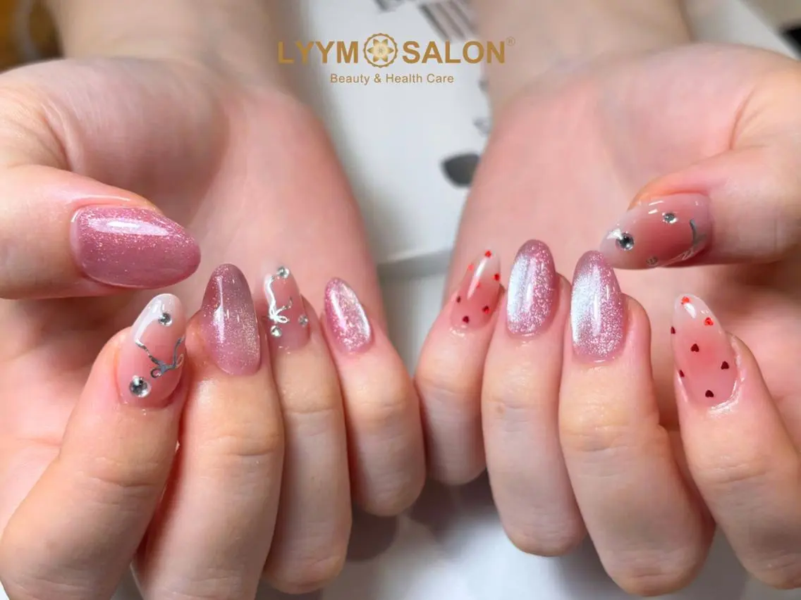 ネイル チークネイル フレンチネイル ハート ホログラムネイル 韓国ネイル ハンドネイル LYYM Salonのネイルデザイン