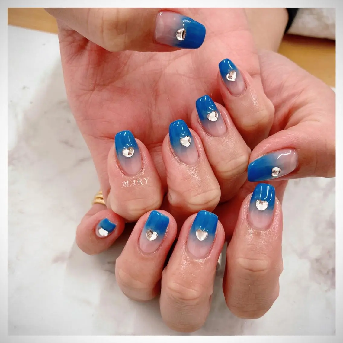 ネイル ブルー グラデーション ハート ニュアンスネイル スクエアネイル ハンドネイル Mary nail .narumiのネイルデザイン