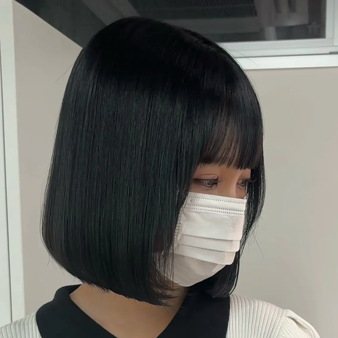 ショート カラー パーマ 黒髪 ブルーカラー ブルーブラック 透明感カラー ボブ ネヅ カオルのヘアスタイル