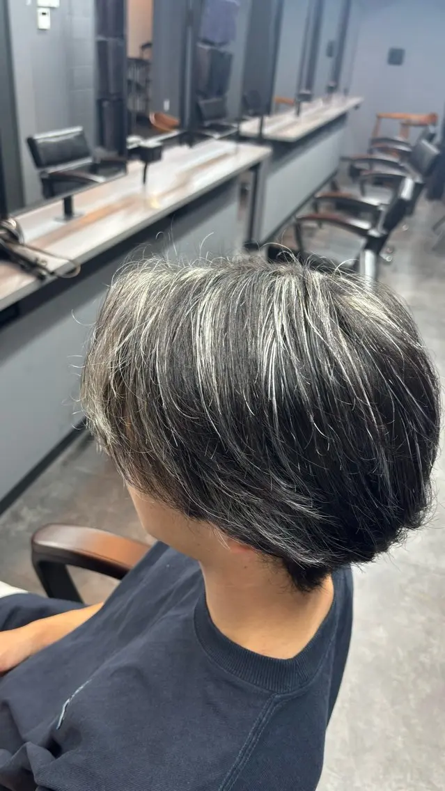 カラー メンズ メンズハイライト メンズパーマ 黒髪 ハイライトカラー ヘアカラー 内山 拓実のヘアスタイル