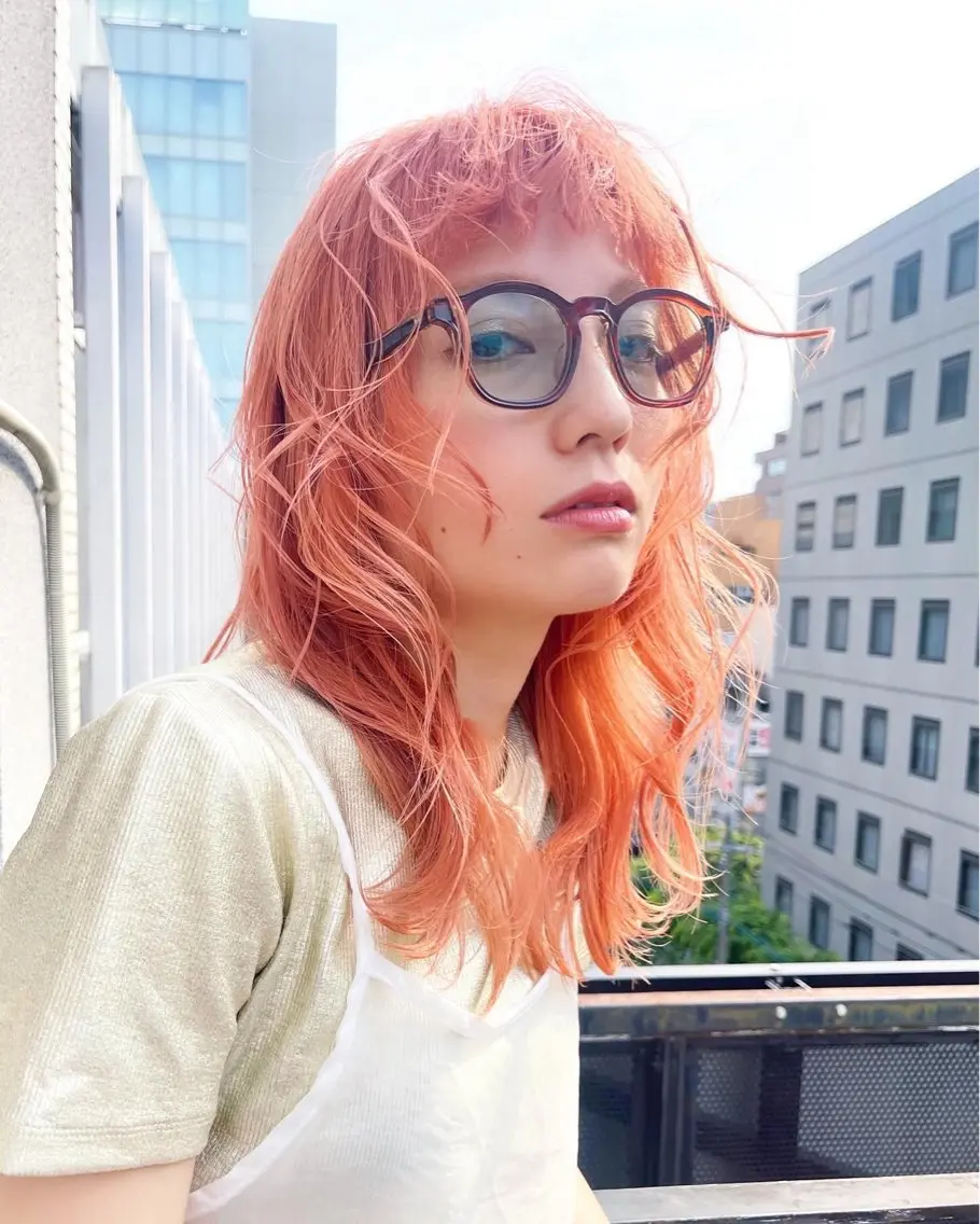セミロング カラー ハイトーンカラー ハイトーンオレンジ オレンジ レイヤーカット AiM 大名　似合わせカットのヘアスタイル