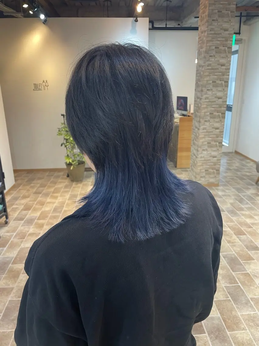 ミディアム カラー ブルーカラー ネイビーカラー ウルフカット カット ヘアカラー トリートメント YUI/ ブリーチカラー🌷のヘアスタイル