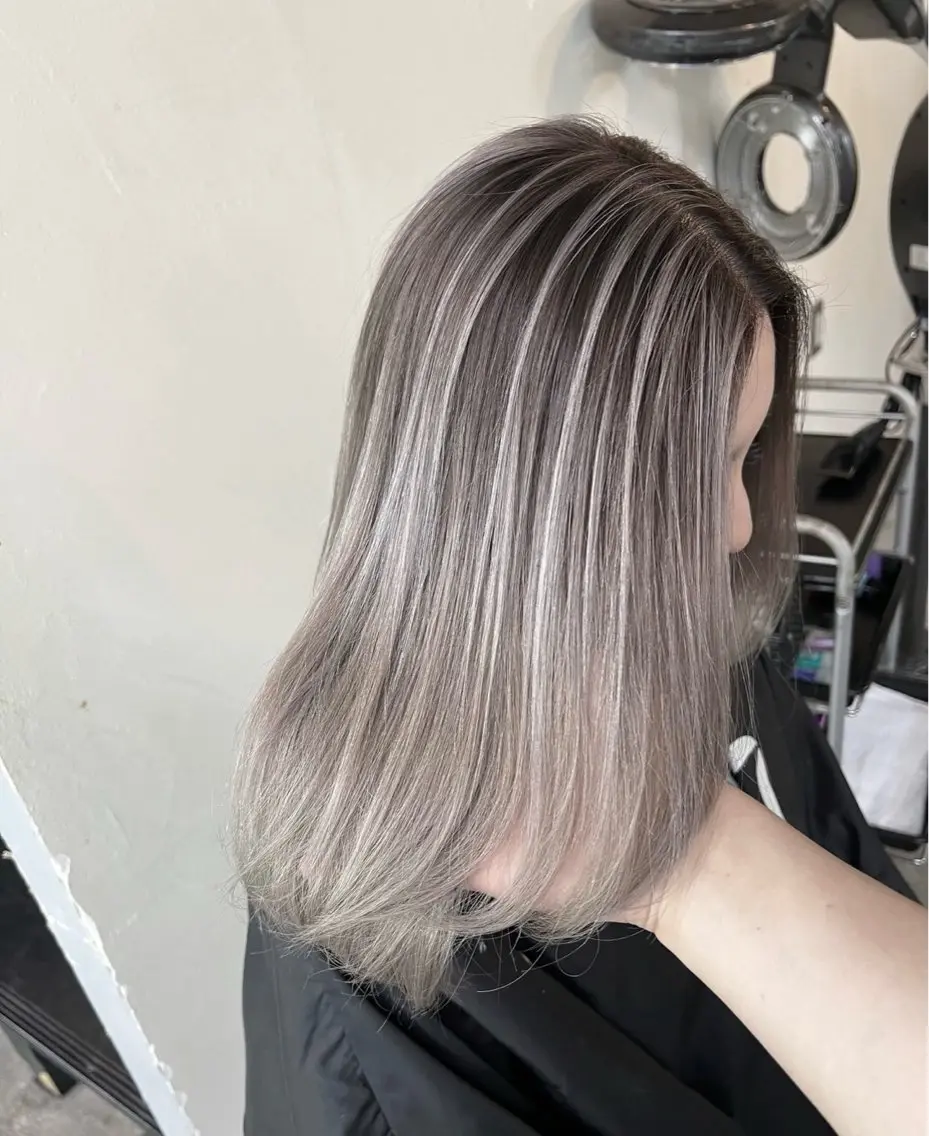 ミディアム カラー バレイヤージュ グレージュ レイヤーカット ヘアカラー トリートメント 指名数No.1 /NAOYAのヘアスタイル