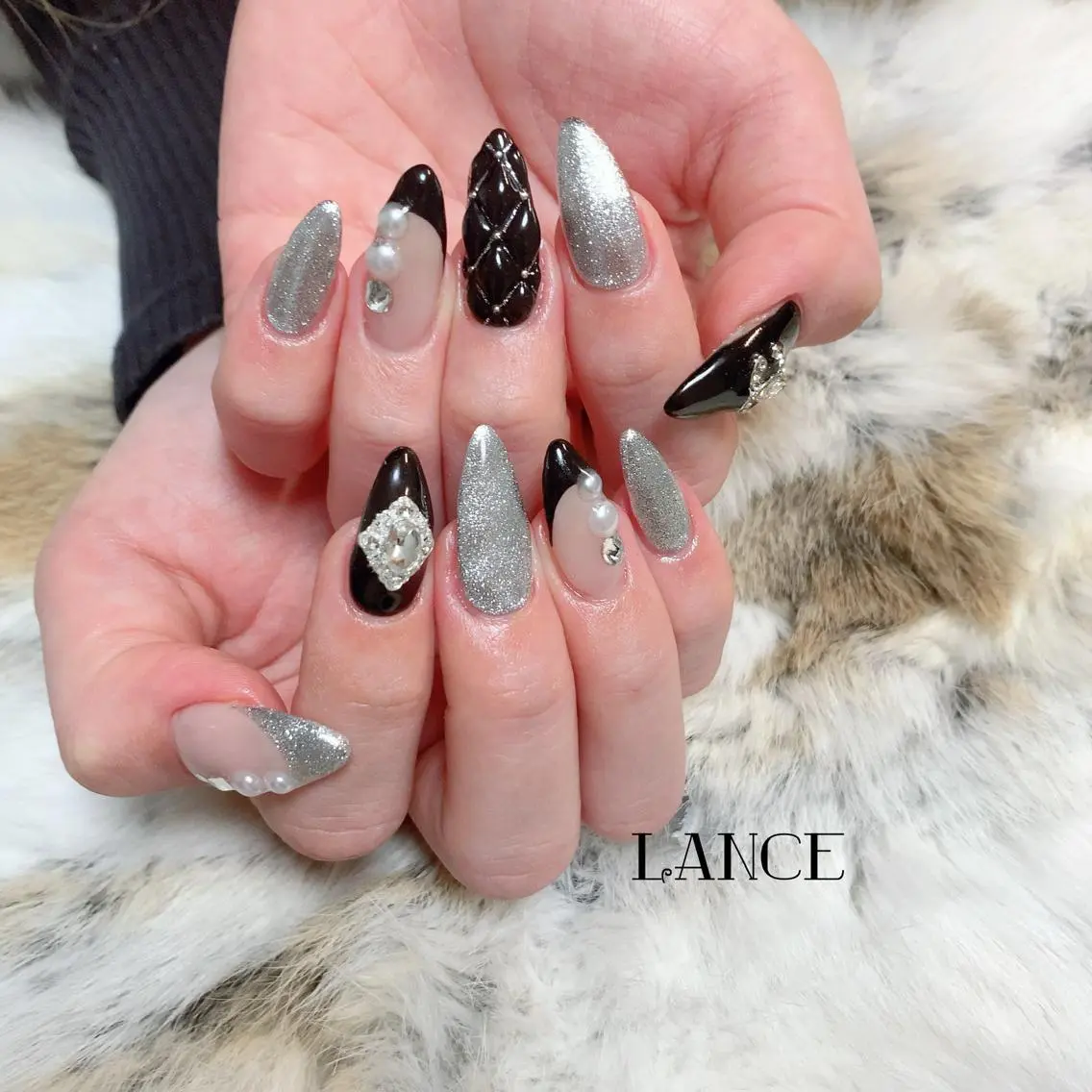 ミディアム ネイル オーロラネイル フレンチネイル キラキラネイル ワンホンネイル 冬ネイル Lance nailのネイルデザイン