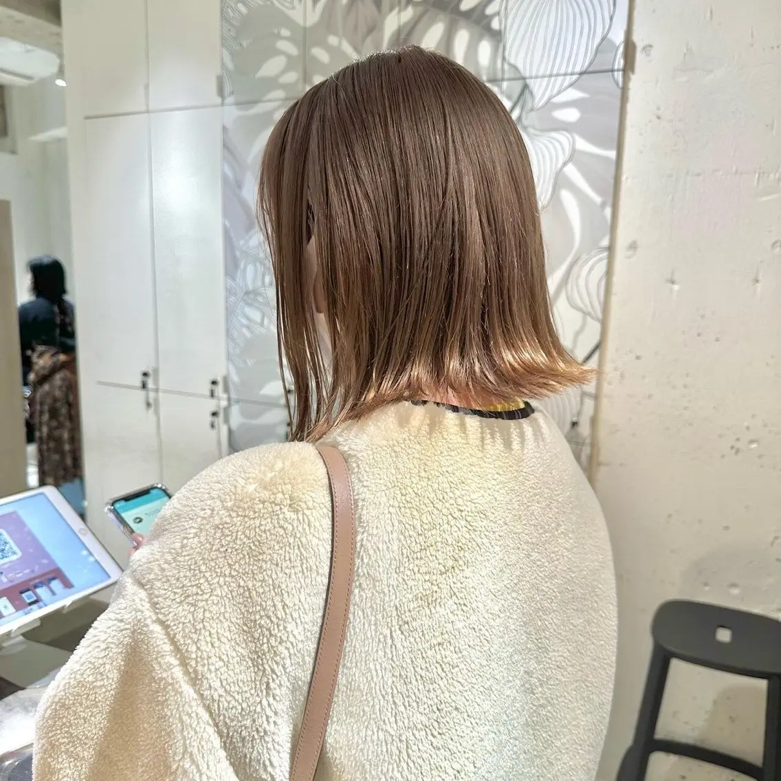 ミディアム カラー ベージュカラー ブリーチ ミルクティーベージュ ボブ 外ハネヘア ヘアカラー トリートメント ヘッドスパ ヘアセット 艶くすみカラー /縮毛/川添桃花のヘアスタイル