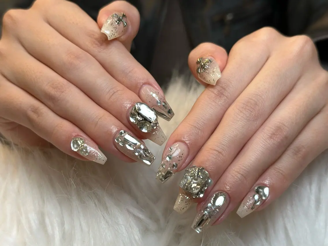 ネイル チークネイル ドット フレンチネイル グラデーション 韓国ネイル ハンドネイル Lisa Nail Salonのネイルデザイン