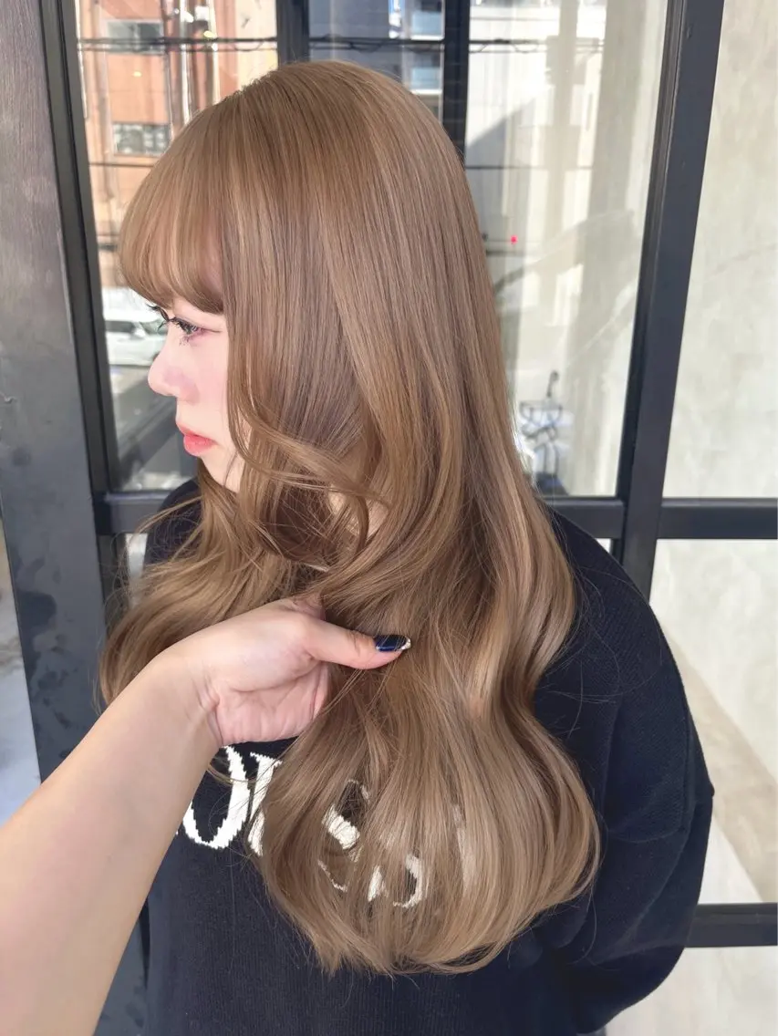 ロング カラー ベージュカラー ミルクティーベージュ レイヤーカット 佐伯 鼓乃美のヘアスタイル