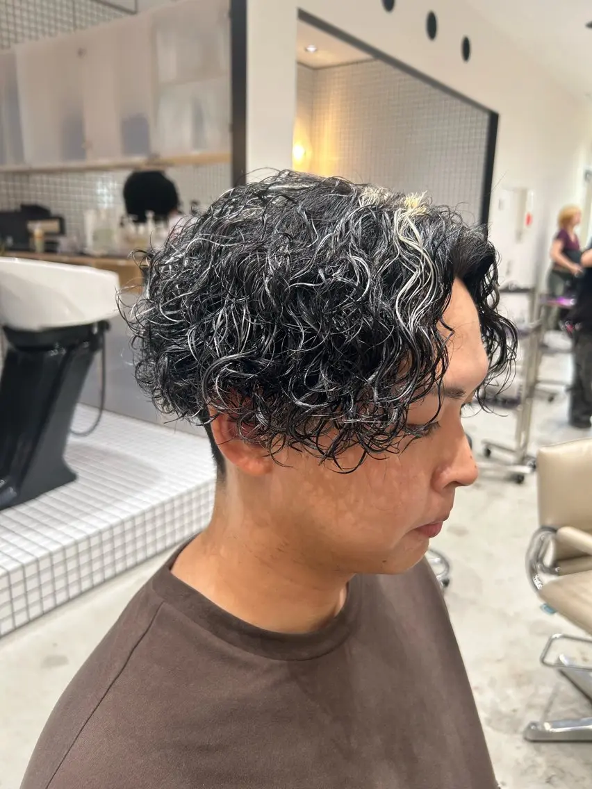 カラー パーマ メンズ フェードカット メンズハイライト メンズパーマ ハイライトカラー カット ヘアカラー パーマ 🐲ツイスパ🐲 フェード/龍のヘアスタイル