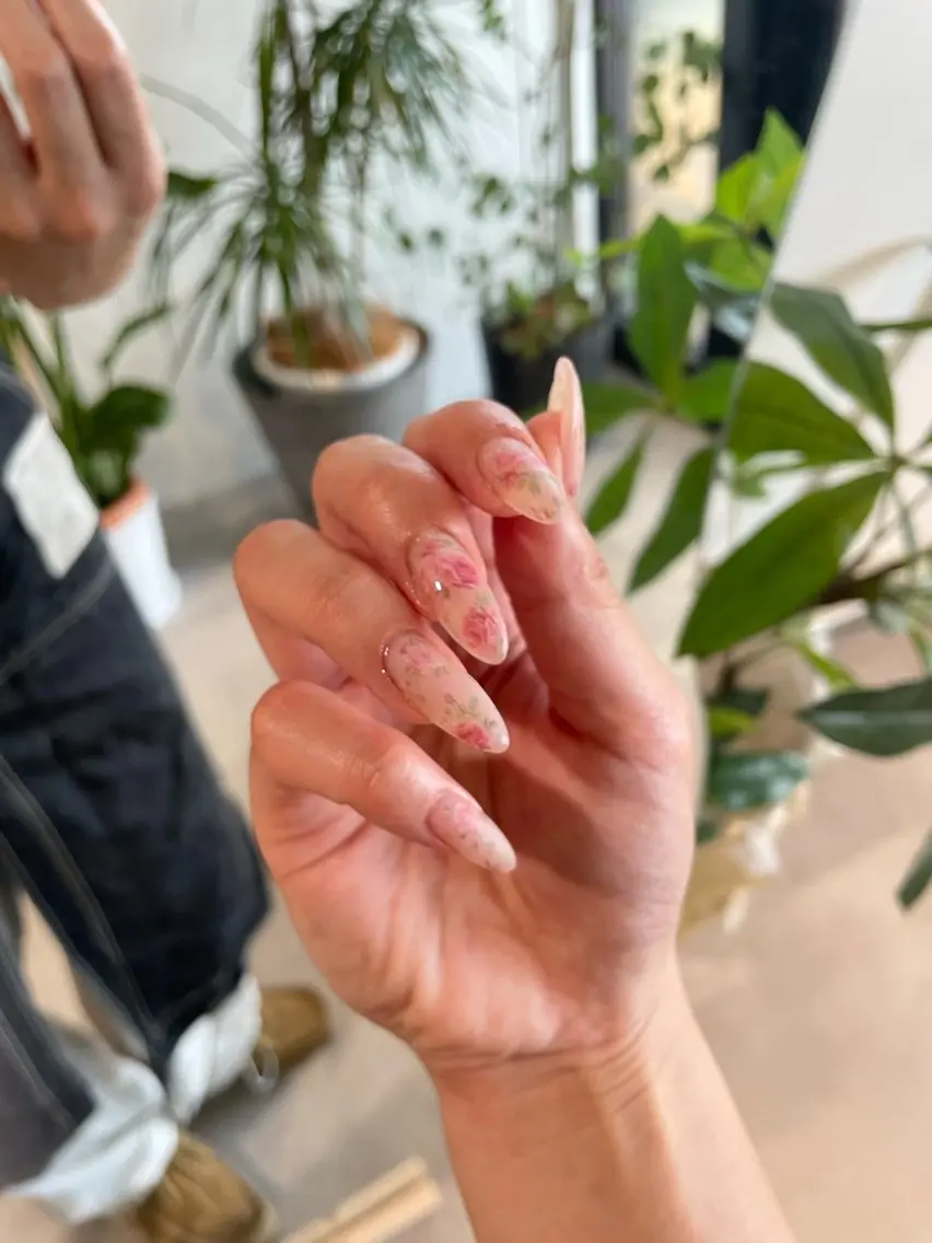 ネイル LEGIT nail AKARIのネイルデザイン