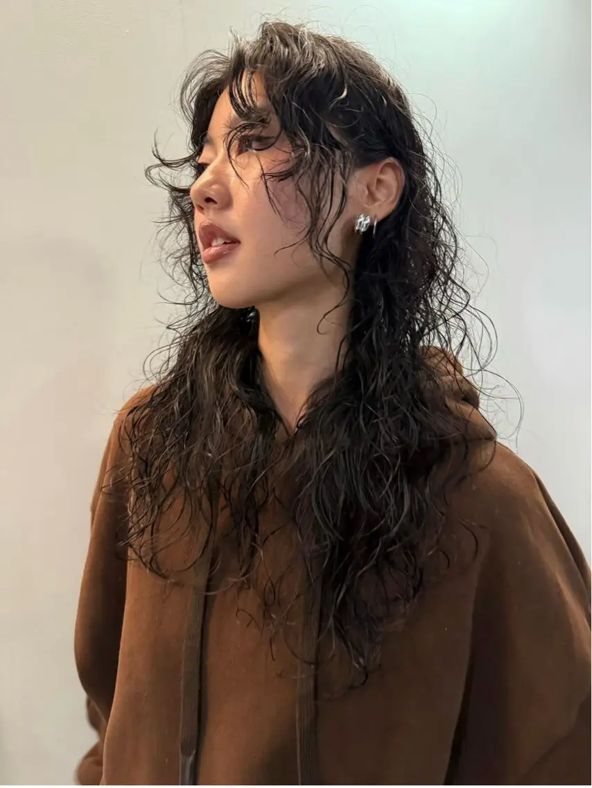 ロング カラー パーマ ベージュカラー 透明感カラー オリーブベージュ レイヤーカット ロング カット パーマ レイヤーカット\パー マ　chinatsuのヘアスタイル