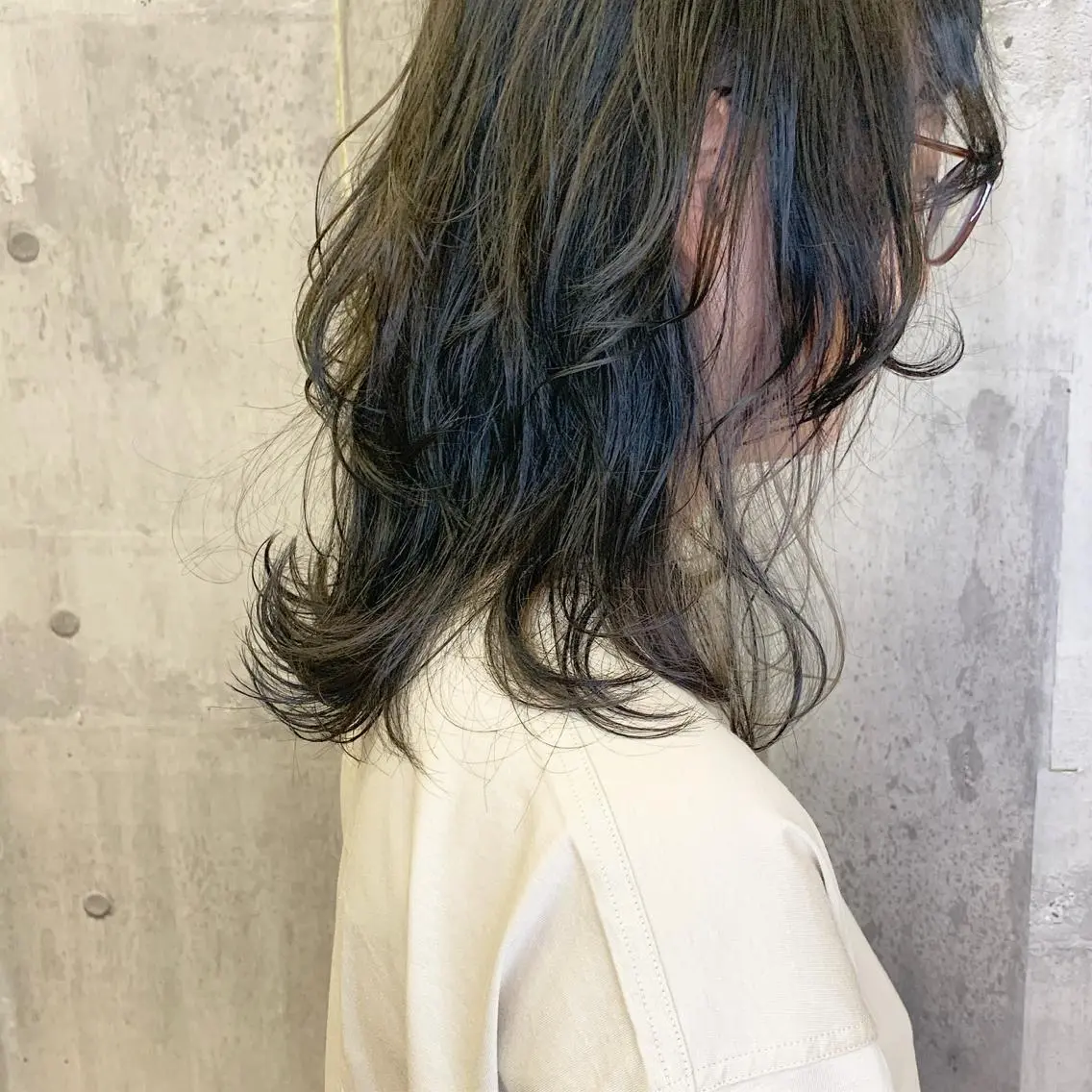 ミディアム カラー 黒髪 ネイビーカラー ウルフカット ハイトーン/ショート 村上淳乃🐥のヘアスタイル
