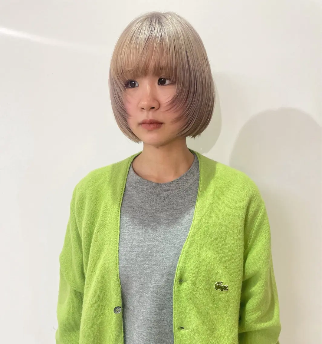 ミディアム カラー ベージュカラー ブリーチ ブロンド ケアブリーチ ダブルカラー MIU/ルーツカラー 顔まわりレイヤーのヘアスタイル