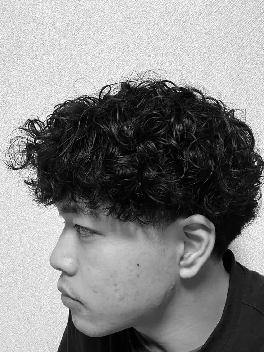 ミディアム パーマ メンズ スペインカール 松本 亮太のヘアスタイル