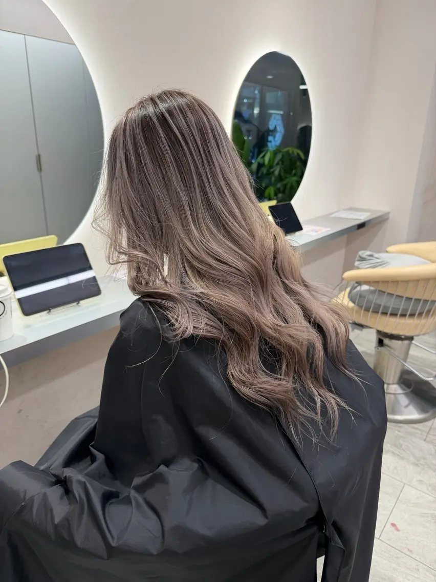 ロング レイヤーカット ヘアカラー 🦋MAHO🦋 デザインカラーのヘアスタイル