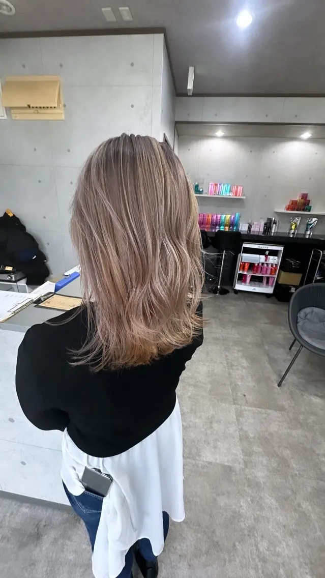ミディアム ショートボブ ボブ ハイライト 髪質改善 レイヤーカット カット ヘアカラー REVE 美容室のヘアスタイル