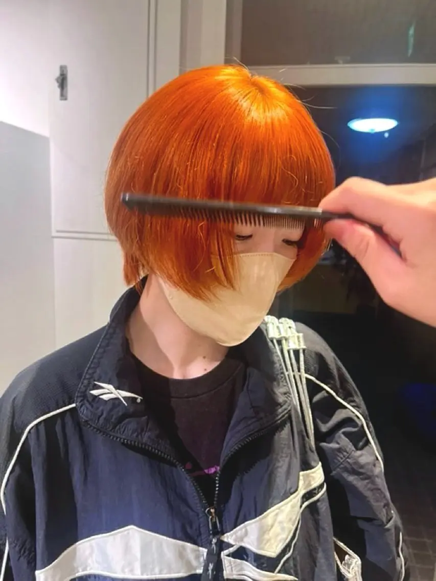 ショート カラー ブリーチ オレンジ 南部 綾音のヘアスタイル
