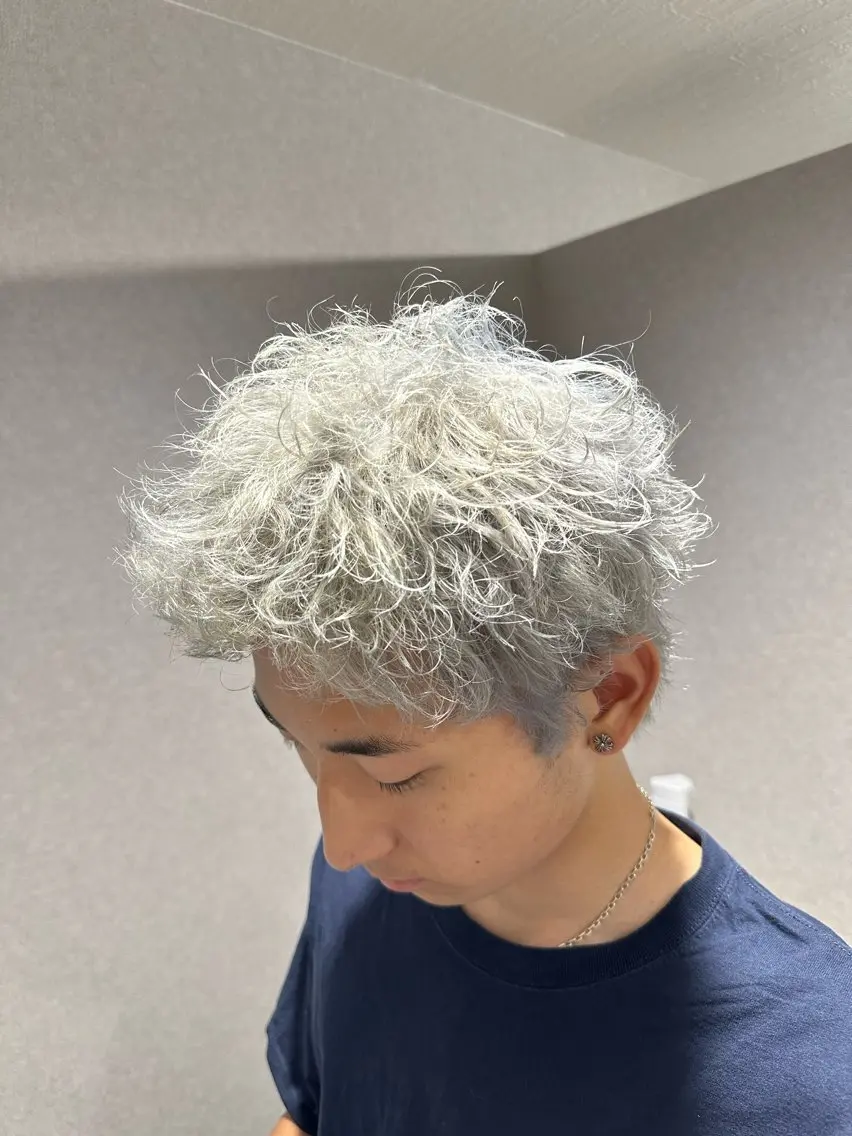 ショート カラー ヘアアレンジ メンズ スパイキーショート シルバー ショートヘア メンズNo.1美容師 Coshoのヘアスタイル