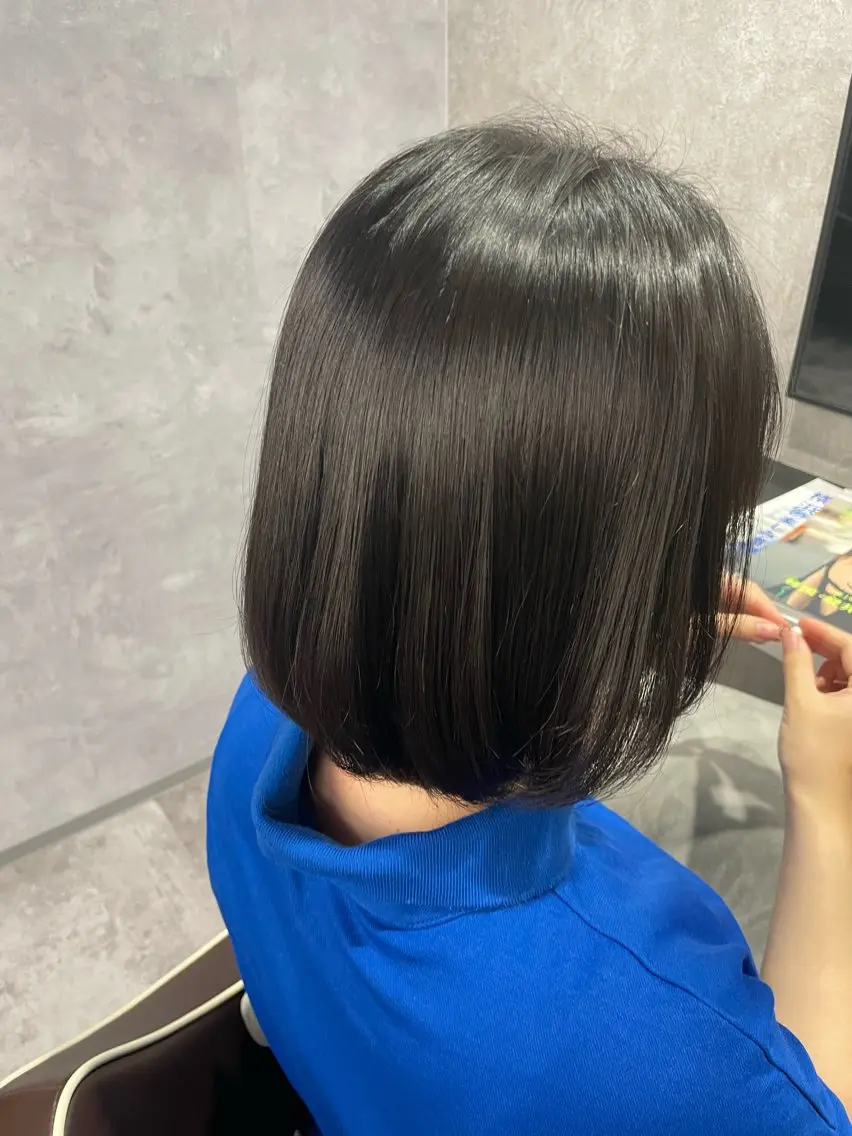 セミロング 縮毛矯正 韓国風レイヤーカラー ライムのヘアスタイル